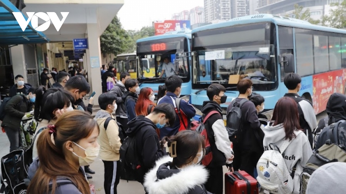 New Year holidaymakers back to work, Hanoi gateways congested